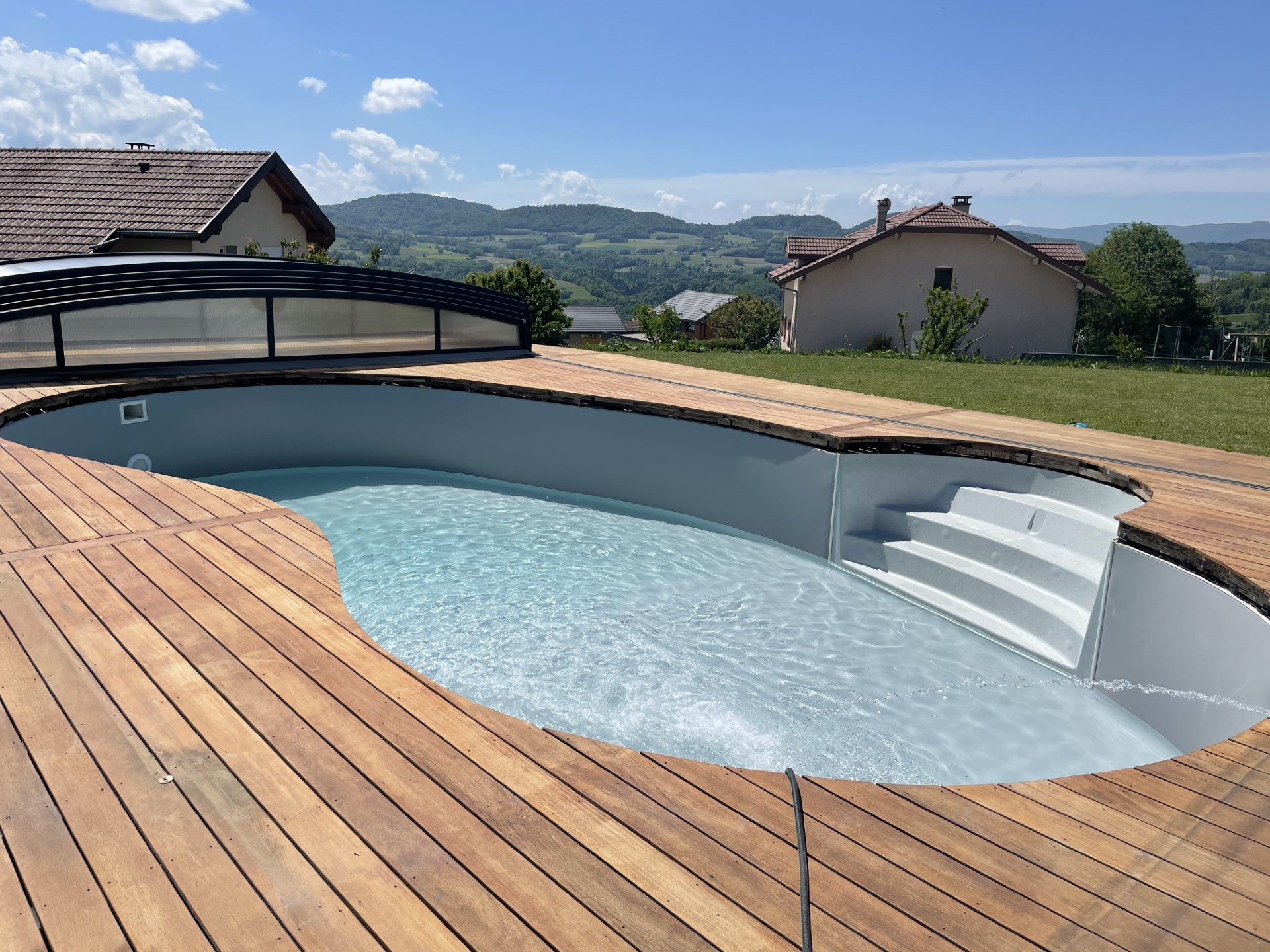 Piscine forme libre avec vue