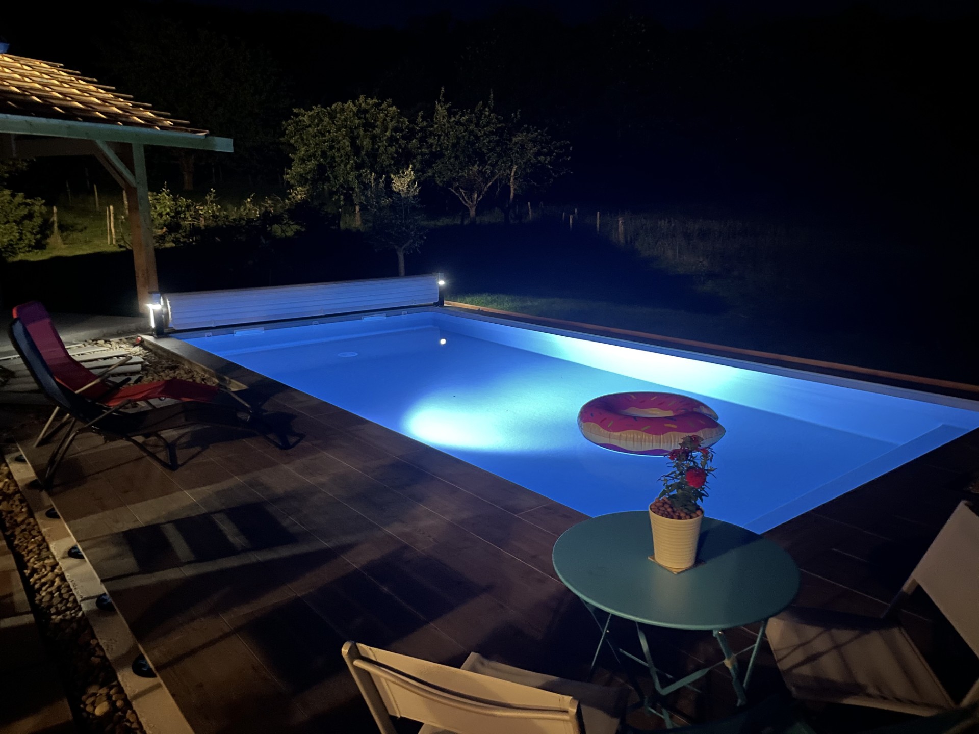 Piscine éclairée de nuit