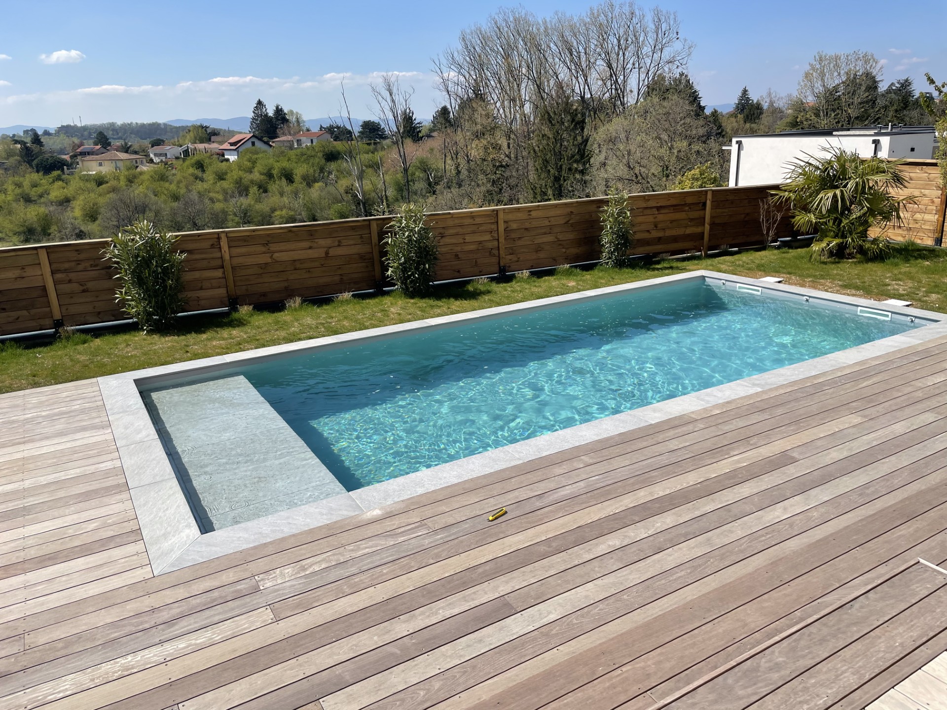 Piscine avec terrasse bois